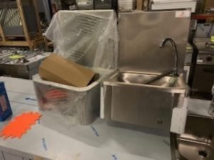 Lave-mains à commande fémorale